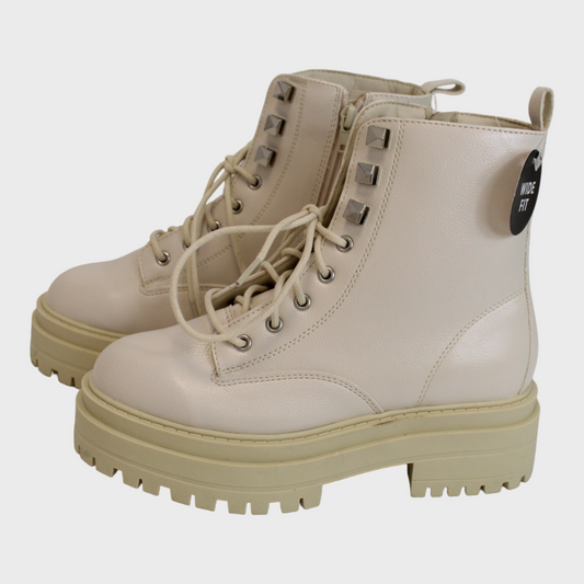 BLACK FRIDAY BARGAIN BUY. Womens Cream Wide Fit Boots